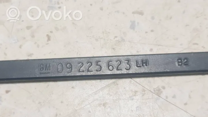 Opel Combo C Priekinio stiklo valytuvų kojelė 09225623