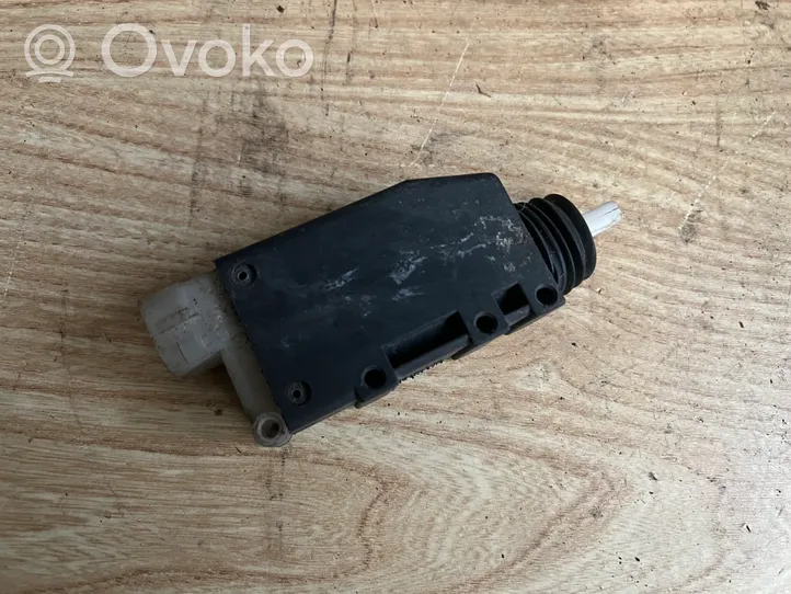 Opel Corsa B Motor de bloqueo de puertas 90493702