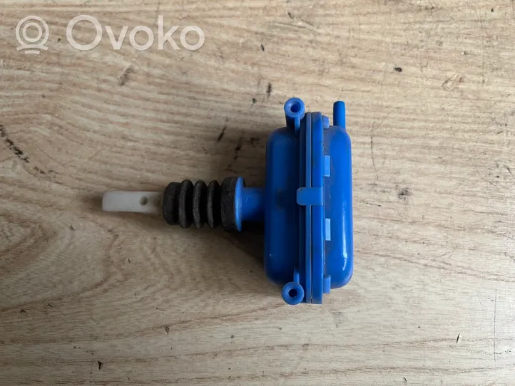 Audi 80 90 B2 Keskuslukituksen alipainepumppu 443862153B