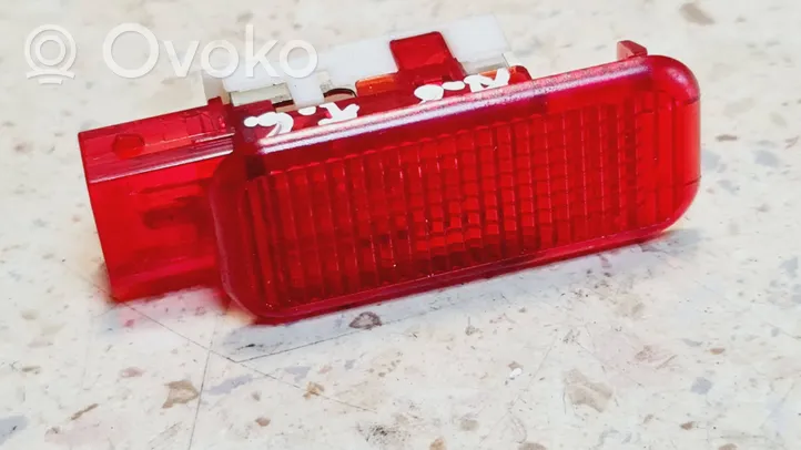 Audi A6 S6 C6 4F Luce interna per portiera posteriore 8D0947411