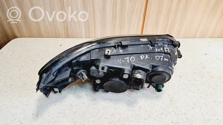 Volvo V70 Lampa przednia 30698846