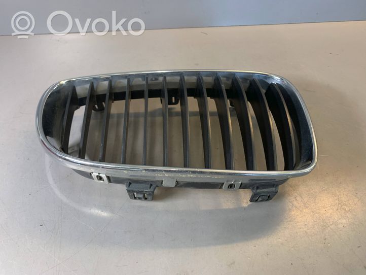 BMW 1 E81 E87 Maskownica / Grill / Atrapa górna chłodnicy 7179656