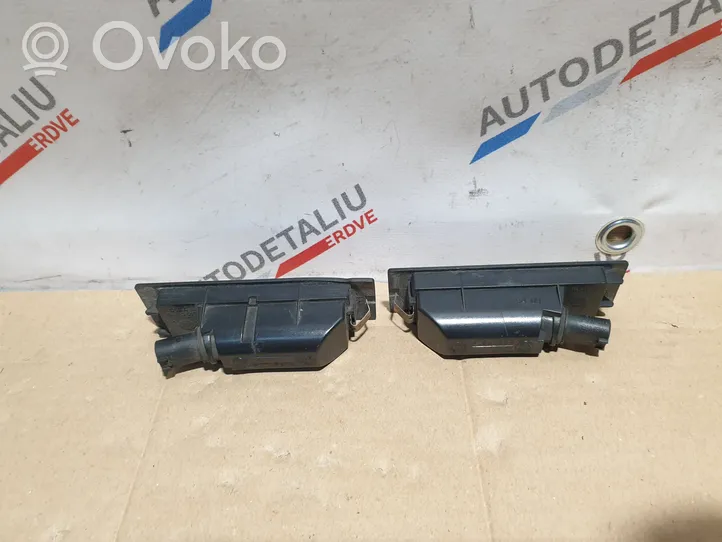 BMW 6 E63 E64 Lampa oświetlenia tylnej tablicy rejestracyjnej 7165735