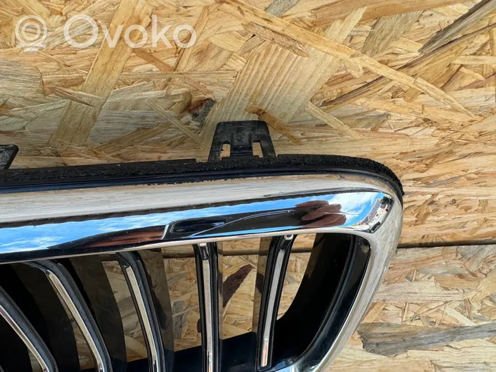 Volvo S90, V90 Etupuskurin ylempi jäähdytinsäleikkö 32234088