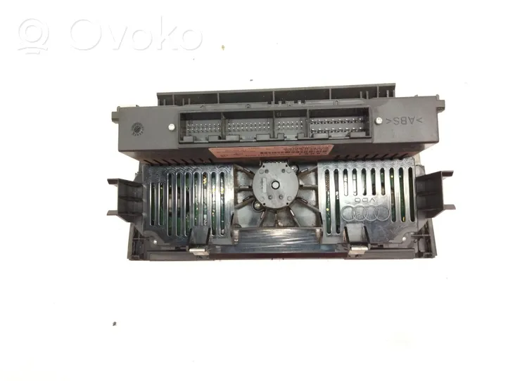 Audi A3 S3 8P Ilmastoinnin ohjainlaite/moduuli 8P0820043H