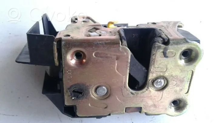 Renault Laguna I Front door lock 7701045753