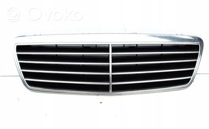 Mercedes-Benz CLK A208 C208 Grille calandre supérieure de pare-chocs avant A2088800085