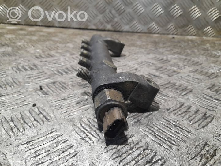 Nissan X-Trail T30 Kraftstoffverteiler Einspritzleiste Verteilerrohr 042009f0411