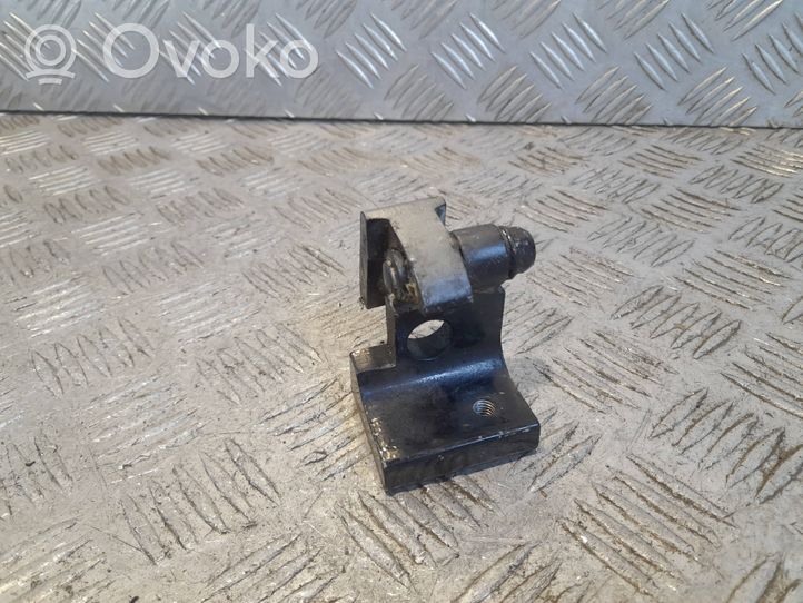 Volkswagen Touareg I Rear door upper hinge 7L0833401B