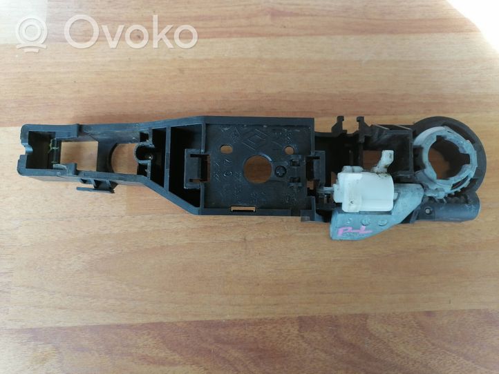 Renault Clio III Support poignée extérieur de porte avant 8200226526