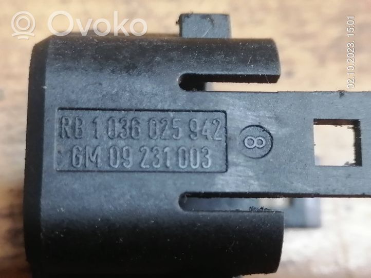 Opel Zafira B Support de capteur de stationnement arrière PDC 09231003