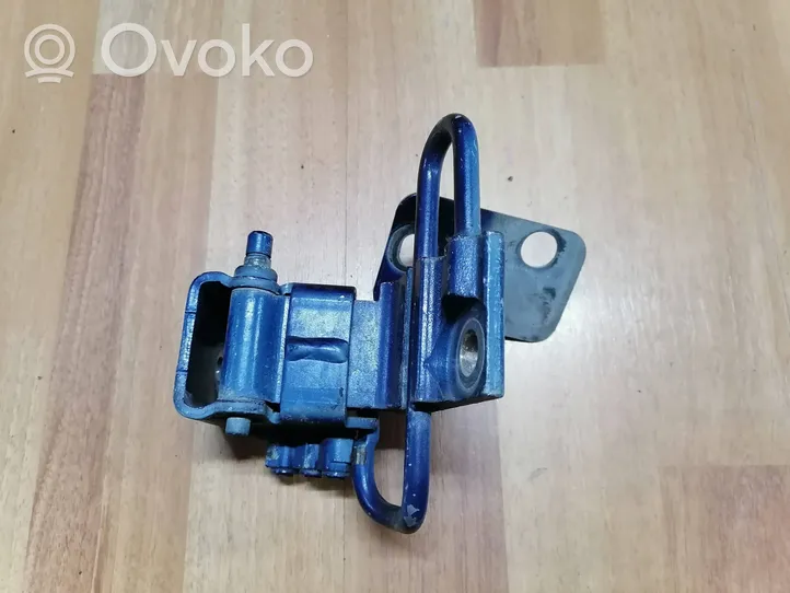 Volkswagen Touareg I Front door lower hinge 7L0831412