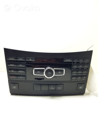 Mercedes-Benz E C207 W207 Radio/CD/DVD/GPS-pääyksikkö A2129000219