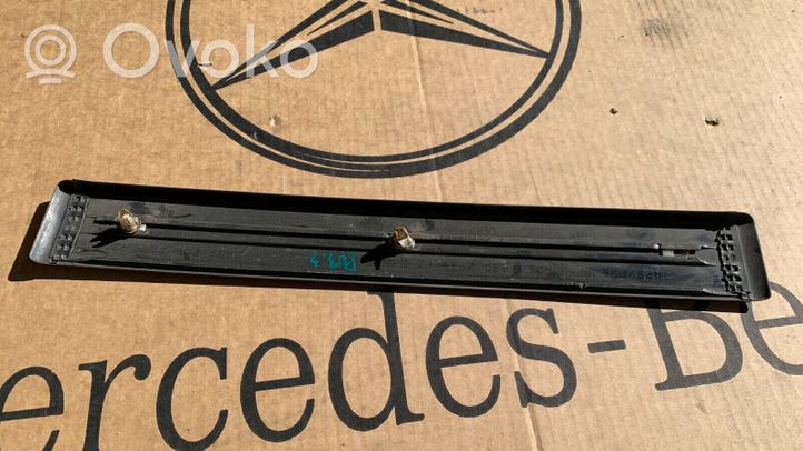 Mercedes-Benz E W210 Copertura del rivestimento del sottoporta posteriore A2106803535
