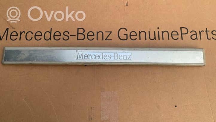 Mercedes-Benz E W210 Copertura del rivestimento del sottoporta anteriore A2106803435