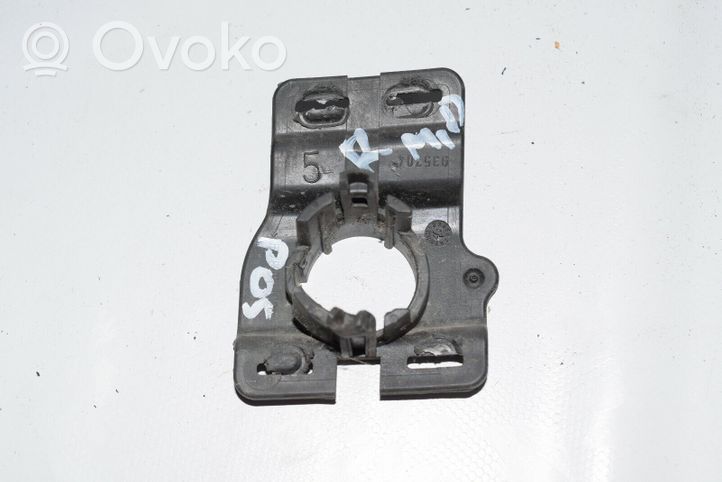 Mercedes-Benz E W211 Supporto anteriore per il sensore di parcheggio (PDC) a2215420417