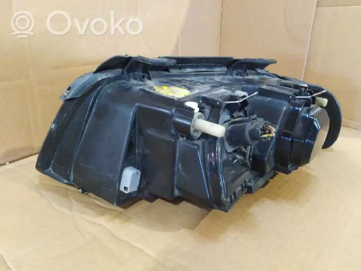 Audi A4 S4 B5 8D Lampa przednia 084411137R