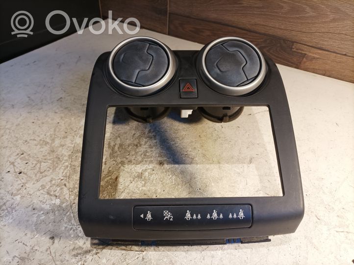 Nissan Qashqai Radion/GPS-laitteen pääyksikön kehys P10381A77100