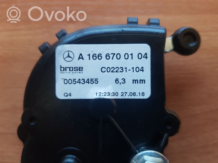 Mercedes-Benz GL X166 Takaoven ikkunan nostomoottori A1666700104