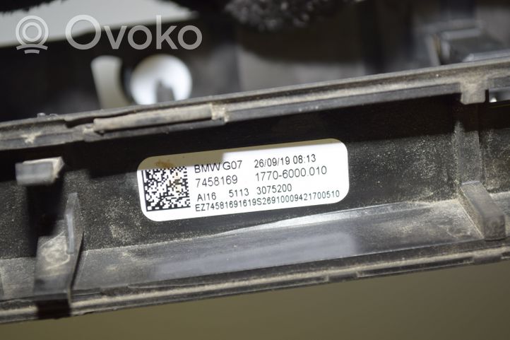 BMW X7 G07 Poszycie / Tapicerka tylnej klapy bagażnika 7458169