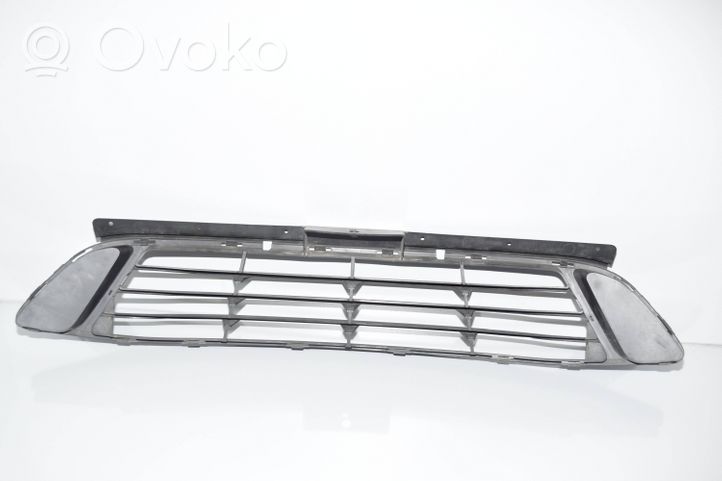 BMW 2 F46 Kratka dolna zderzaka przedniego 7391587