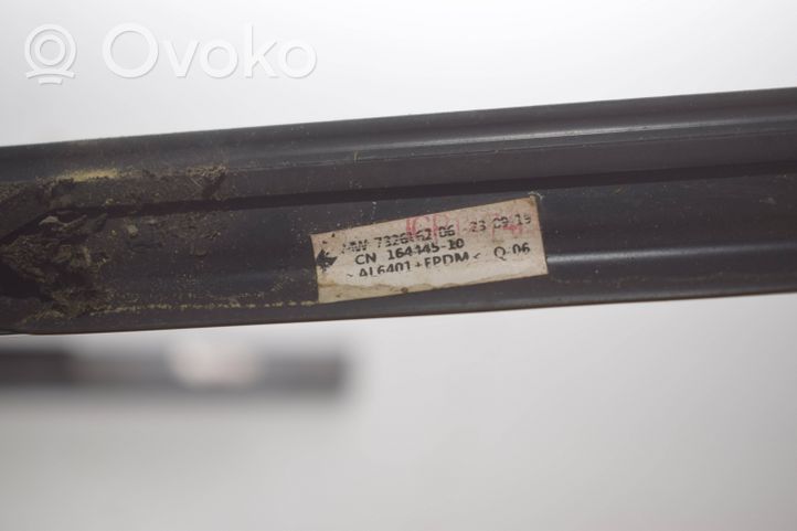 BMW 2 F46 Priekinių durų stiklo apdaila 7326165