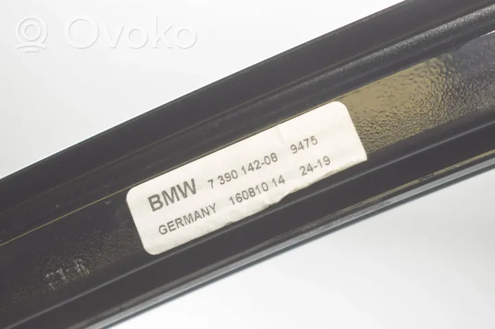 BMW M5 F90 Galinių durų stiklo apdaila 7390142