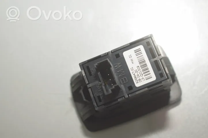 BMW 2 F46 Przełącznik / Przycisk otwierania klapy bagażnika 9299447