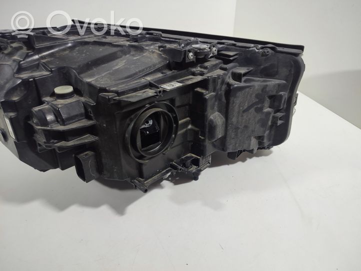 BMW 5 G30 G31 Lampa przednia 8499111