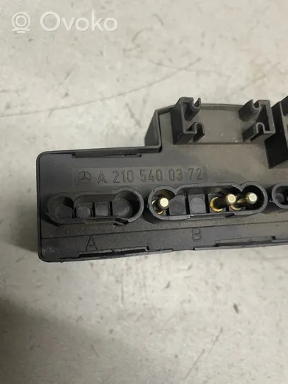 Mercedes-Benz E W210 Module de fusibles A2105400372