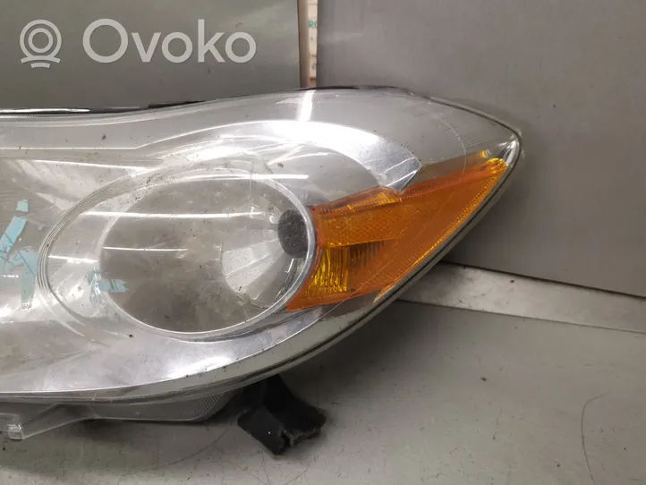 Toyota Matrix (E140) Lampa przednia 8115002650