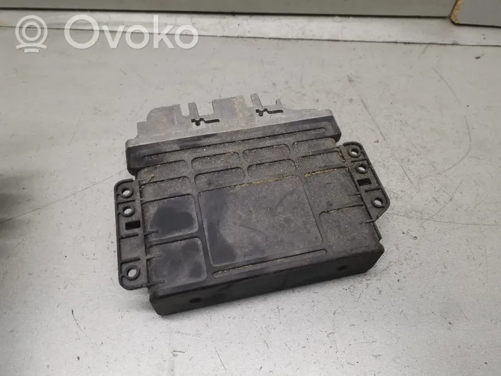 Audi A4 S4 B5 8D Pārnesumkārbas vadības bloks 01N927733R