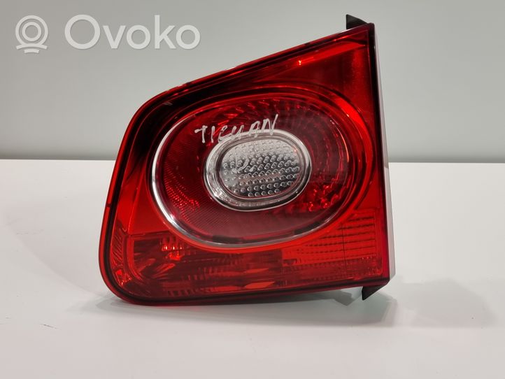 Volkswagen Tiguan Lampy tylnej klapy bagażnika 5N0945094B