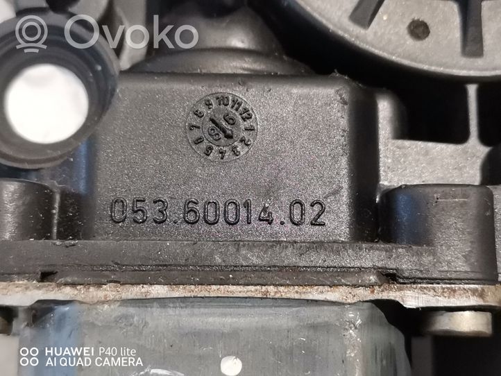 Audi A4 S4 B5 8D Silniczek podnośnika szyby drzwi przednich 0536001402