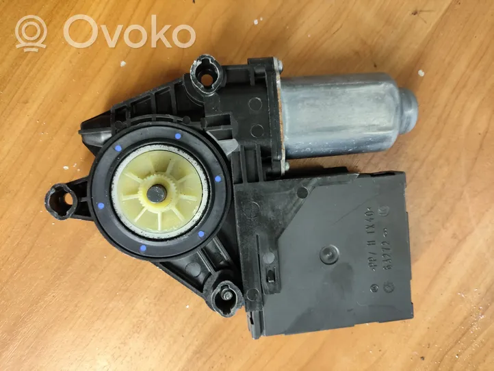 Skoda Octavia Mk2 (1Z) Front door window regulator motor 1T0959701T