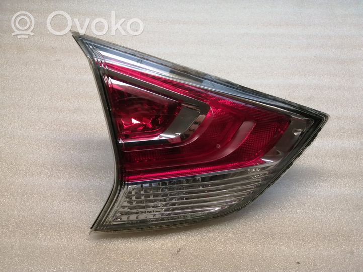 Nissan X-Trail T32 Lampy tylnej klapy bagażnika A049628