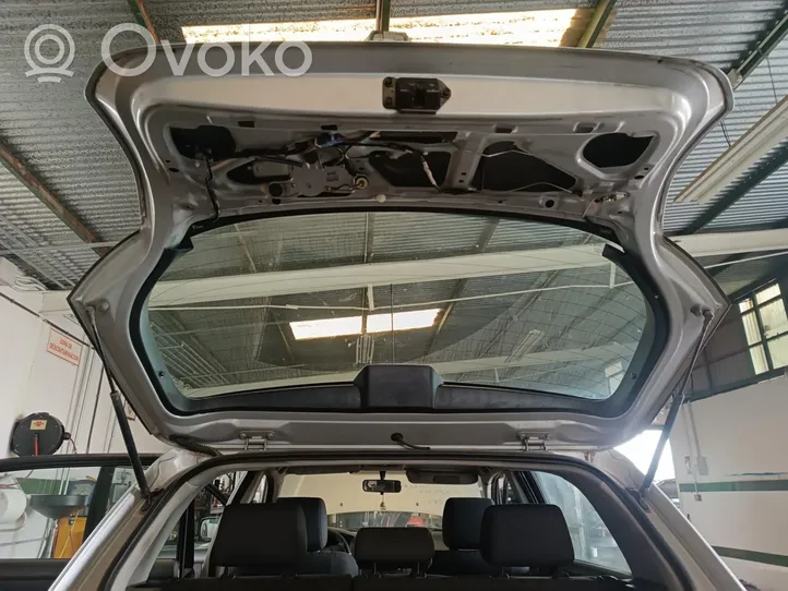 Toyota Corolla E120 E130 Takaluukun/tavaratilan kansi 