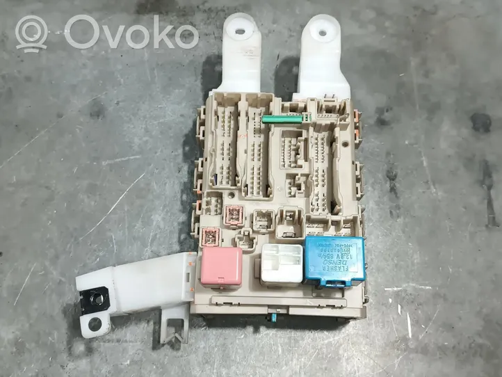 Toyota Verso Ramka / Moduł bezpieczników 827300F051C