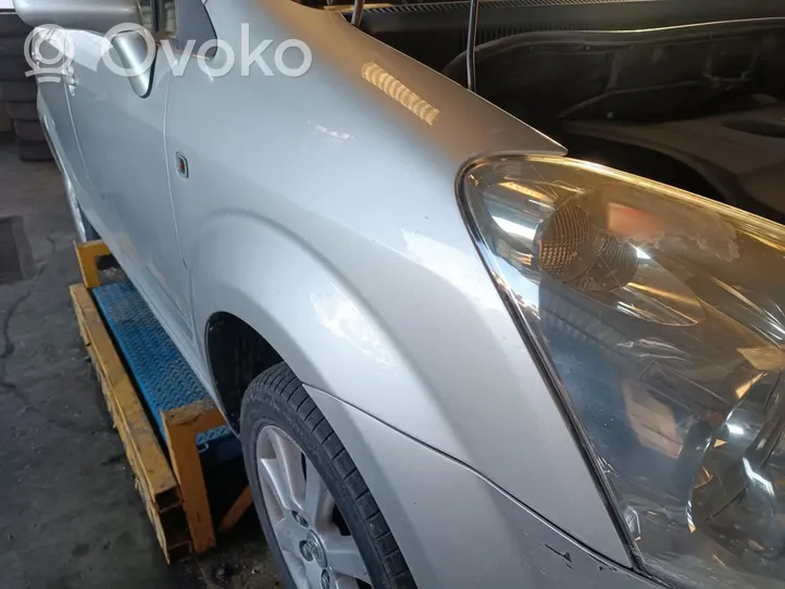 Toyota Corolla Verso AR10 Nadkole przednie 