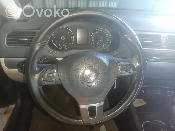 Volkswagen Jetta V Ohjauspyörä 