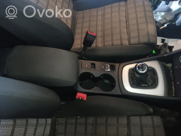 Audi Q3 8U Takaistuimen käsinojat 