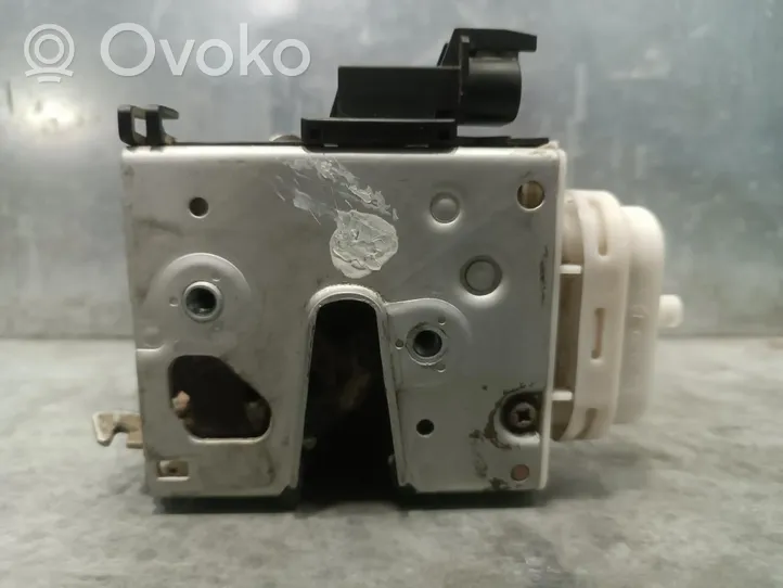 Audi A4 S4 B5 8D Etuoven lukko 8D1837015E