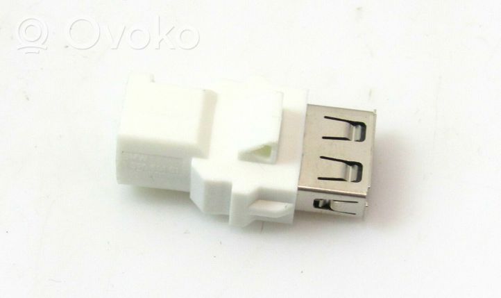 BMW 2 F46 Connecteur/prise USB 014677