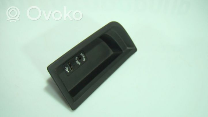 BMW M4 F82 F83 USB-pistokeliitin EX003057