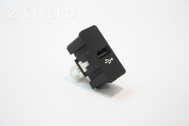 BMW 2 F22 F23 Connecteur/prise USB 016849