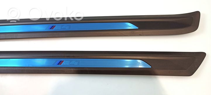 BMW M4 F82 F83 Priekinio kėbulo slenksčio apdaila 023403