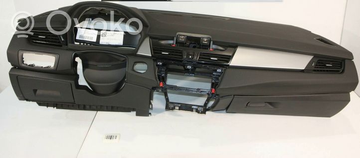 BMW 2 F46 Deska rozdzielcza K001410