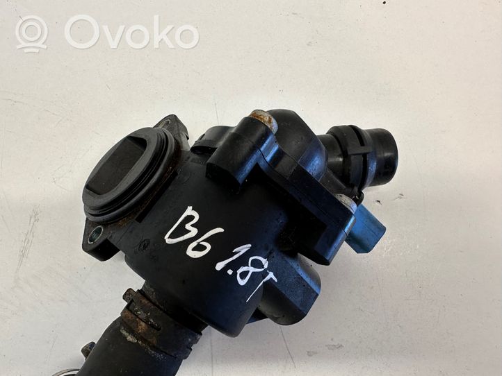 Audi A4 S4 B6 8E 8H Boîtier de thermostat / thermostat 