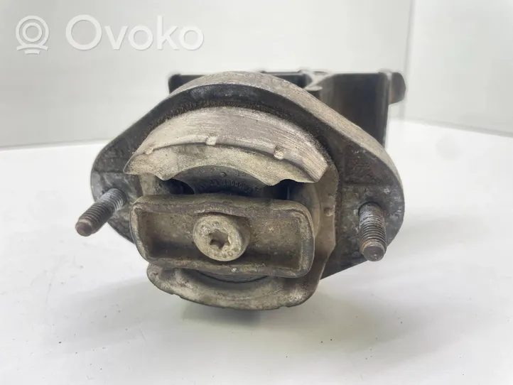 Audi A4 S4 B7 8E 8H Supporto della scatola del cambio 8E0399115