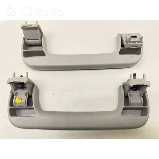 Audi A6 S6 C6 4F Un set di maniglie per il soffitto 8P0857608